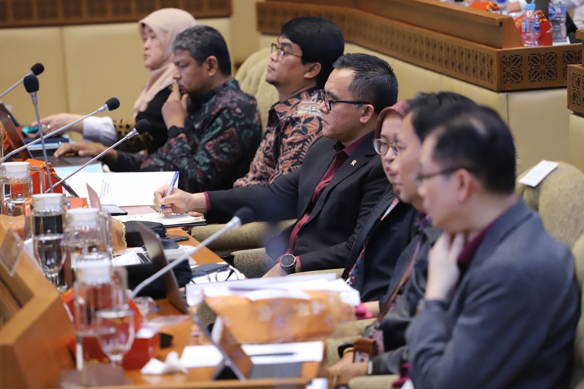 Menteri Pendayagunaan Aparatur Negara dan Reformasi Birokrasi (Menpan-RB) Abdullah Azwar Anas bersama jajaran Kementerian Pendayagunaan Aparatur Negara dan Reformasi Birokrasi (Kemenpan-RB) saat Rapat Kerja bersama Dewan Perwakilan Rakyat (DPR) Republik Indonesia (RI) di Jakarta, Rabu (17/1/2024).