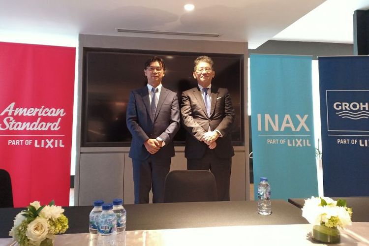 CEO LIXIL Corporation, Kinya Seto (kanan) dan Leader of LIXIL Water Technology (LWT) for Asia Pacific, Satoshi Konagai (kiri). 