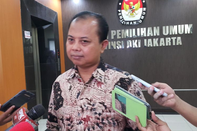 Ketua KPU DKI Jakarta Sumarno di Kantor KPU DKI, Jalan Salemba Raya, Jakarta Pusat, Senin (10/4/2017).