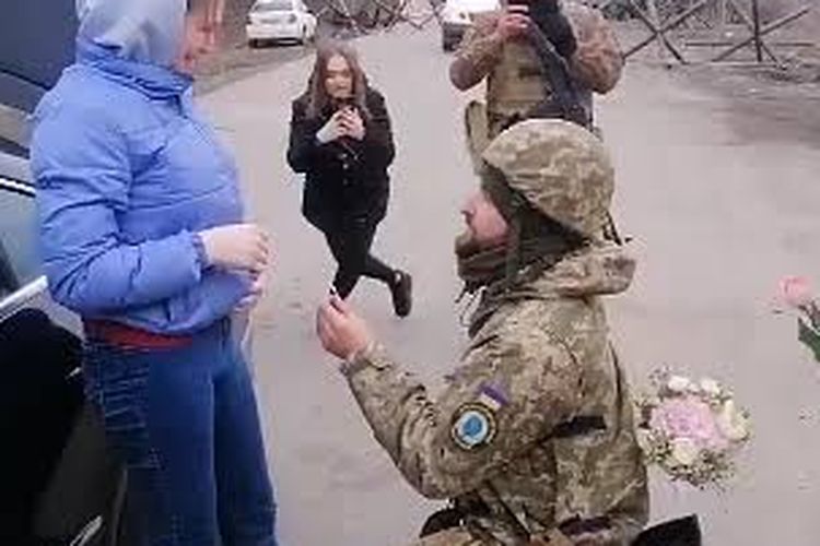 Tentara Ukraina melamar pacarnya.