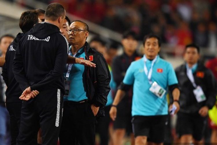 Asisten tim Thailand (kiri) berdebat dengan pelatih Vietnam Park Hang Seo (ketiga kiri) di akhir Piala Dunia Qatar 2022