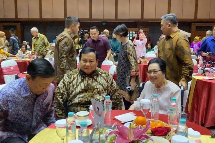 Presiden terpilih 2024-2029 Prabowo Subianto menghadiri acara ulang tahun istri Wismoyo Arismunandar di Gedung Pewayangan, Jakarta Timur, Kamis (25/4/2024). 