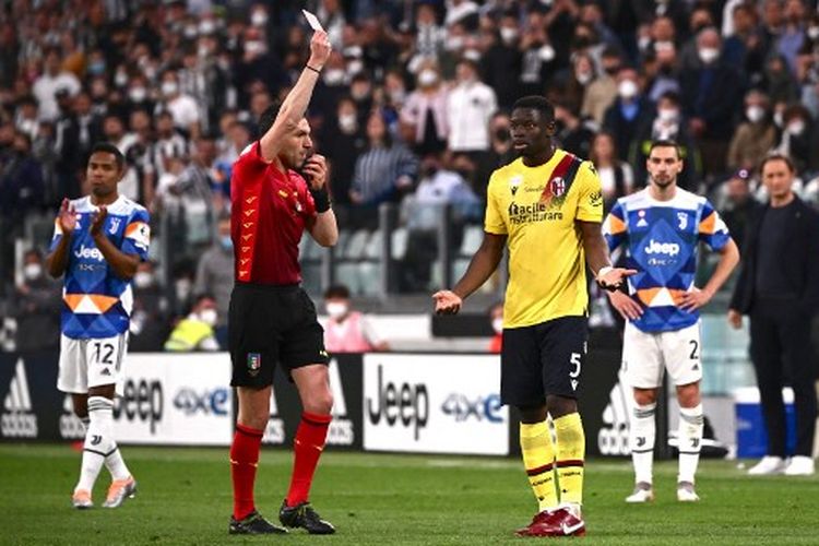 Juan Luca Sacchi (kiri) menghukum Adama Soumaoro (kanan) dengan kartu merah pada laga pekan ke-33 Liga Italia yang mempertemukan Juventus vs Bologna di Stadion Allianz, Turin, Sabtu (16/4/2022) malam WIB.