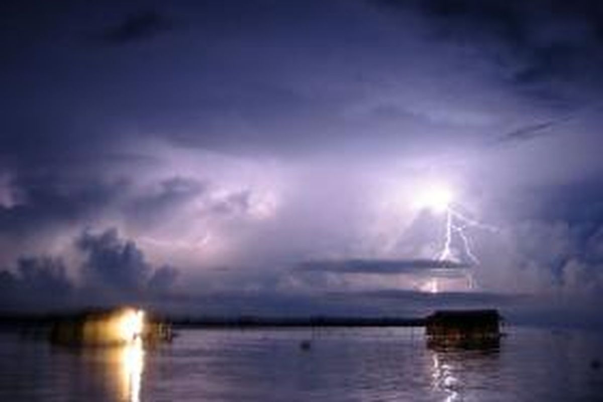 Petir Catatumbo pada malam hari.