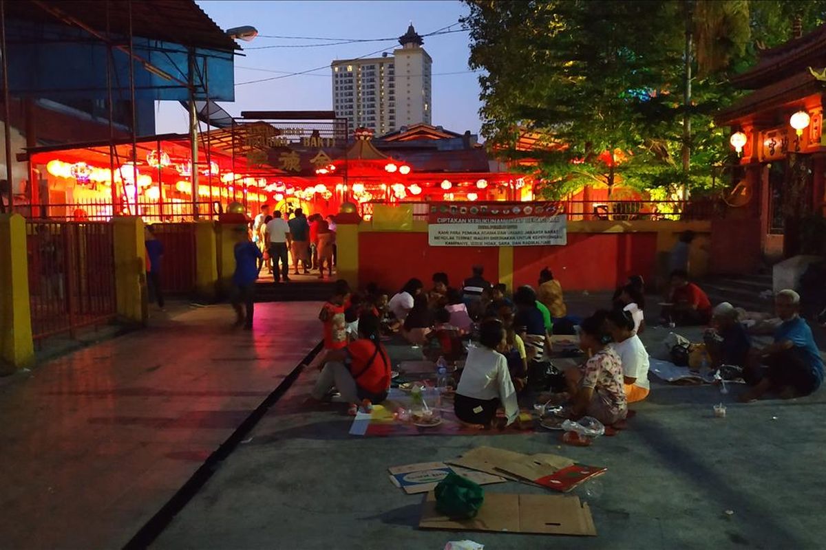 Para peserta kegiatan Buka Puasa Gratis di Wihara Dharma Bakti Petak Sembilan, Glodok, Jakarta Barat tampak antusias mengambil dan menyantap takjil yang disediakan, Selasa (7/5/2019).