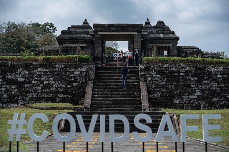 Foto dirilis Rabu (22/7/2020), memperlihatkan wisatawan mengunjungi kompleks Taman Wisata Candi Keraton Ratu Boko di Prambanan, Sleman, DI Yogyakarta. Pihak pengelola dan penyedia jasa wisata di Yogyakarta mencoba kembali bangkit dengan menerapkan protokol kesehatan Covid-19 secara ketat dan melakukan simulasi untuk membiasakan tatanan era adaptasi kebiasaan baru.