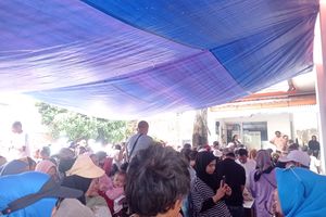 Antrean Penerima BLT Kesra Rp 900.000 di Koja Membeludak