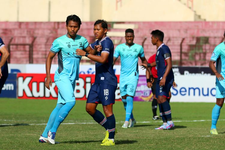 Pemain Arema FC Adam Alis bersiap berduel dengan pemain Madura United Kadek Raditya saat pertandingan pekan 16 Liga 1 2022-2023 yang berakhir dengan skor 0-2 di Stadion Sultan Agung Bantul, Selasa (20/12/2022) sore.