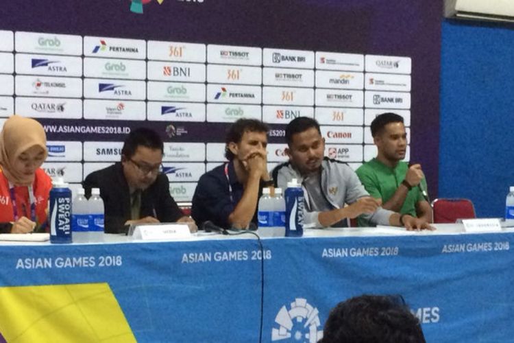 Pelatih timnas U-23 Indonesia, Luis Milla, dalam jumpa pers usai kekalahan dalam adu penalti dari Uni Emirat Arab di babak 16 besar Asian Games 2018, Jumat (24/8/2018) di Stadion Wibawa Mukti, Cikarang.
