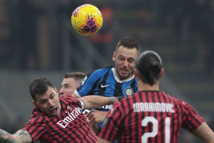 Stefan de Vrij menyundul bola pada laga derbi Inter Milan vs AC Milan di Stadion Giuseppe Meazza, 9 Februari 2020.