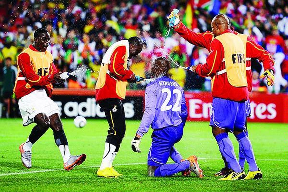 Richard Kingson, penjaga gawang Ghana, merayakan kemenangan bersama timnya setelah mengalahkan Serbia pada pertandingan di Grup D di Stadion Loftus Versfeld, Pretoria, Minggu (13/6).