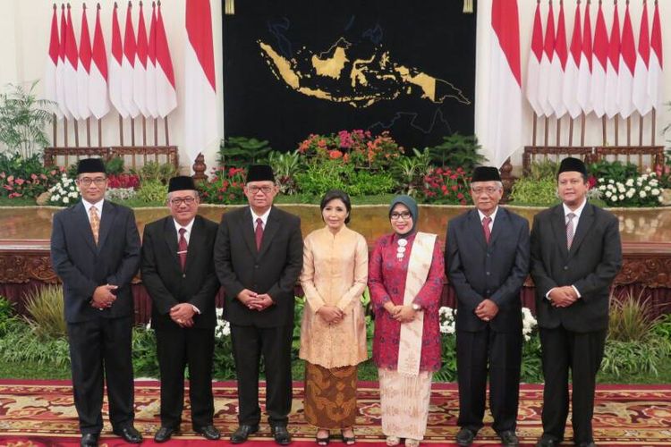 Tujuh anggota DKPP yang baru saja dilantik Presiden Joko Widodo di Istana Negara, Senin (12/6/2017).