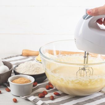 Ilustrasi hand mixer untuk mengaduk bahan kue. 