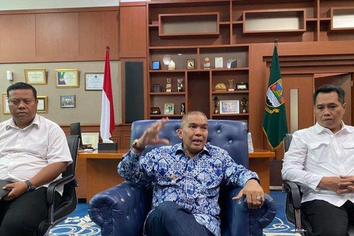 Pj Bupati Bandung Barat, Arsan Latif (tengah), menjelaskan soal pemeriksaan dirinya dalam kasus korupsi Pasar Cigasong, Majalengka.
