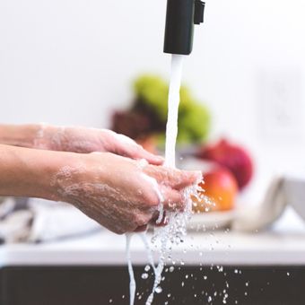 Ilustrasi mencuci tangan di dapur. 
