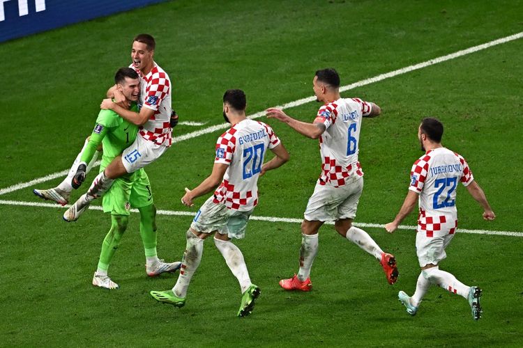 Hasil Jepang vs Kroasia menghadirkan kiper Kroasia Dominik Livakovic sebagai pahlawan di babak adu penalti pada laga 16 besar Piala Dunia 2022 di Stadion Al-Janoub, Al-Wakrah, pada Senin (5/12/2022). Terdekat, Kroasia akan menghadapi Argentina pada semifinal Piala Dunia 2022. Laga Argentina vs Kroasia akan dihelat di Lusail Stadium pada Rabu (14/12/2022) dini hari WIB.