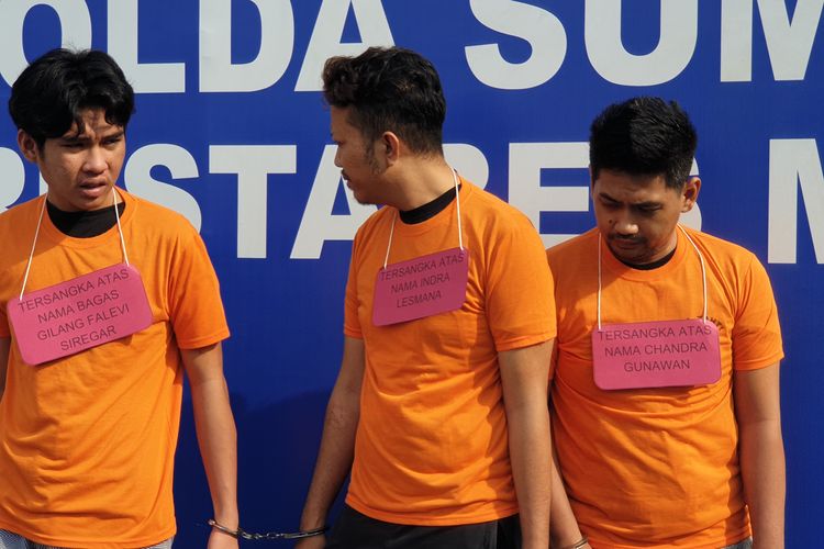 Chandra Gunawan (30), Indra Lesmana (30) dan Bagas Gilang Falevi Siregar (22) dihadirkan saat polisi menggelar konferensi pers di Polrestabes Medan pada Senin (17/3/2025). 