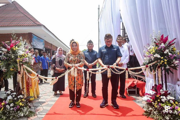 Menteri Perdagangan Republik Indonesia Zulkifli Hasan, didampingi Walikota Mojokerto, saat peresmian 5 pasar baru di Kota Mojokerto, Jawa Timur, Senin (20/3/2023).