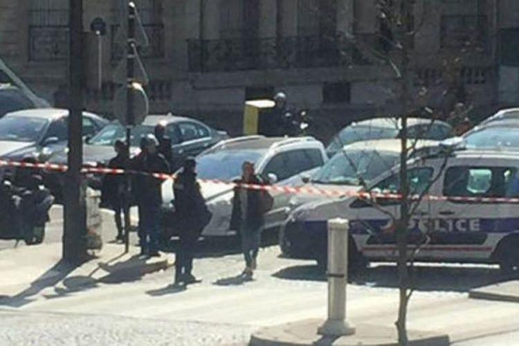 Ledakan dari sebuah amplop surat melukai orang yang membukanya di kantor pusat IMF di Paris, Perancis.  