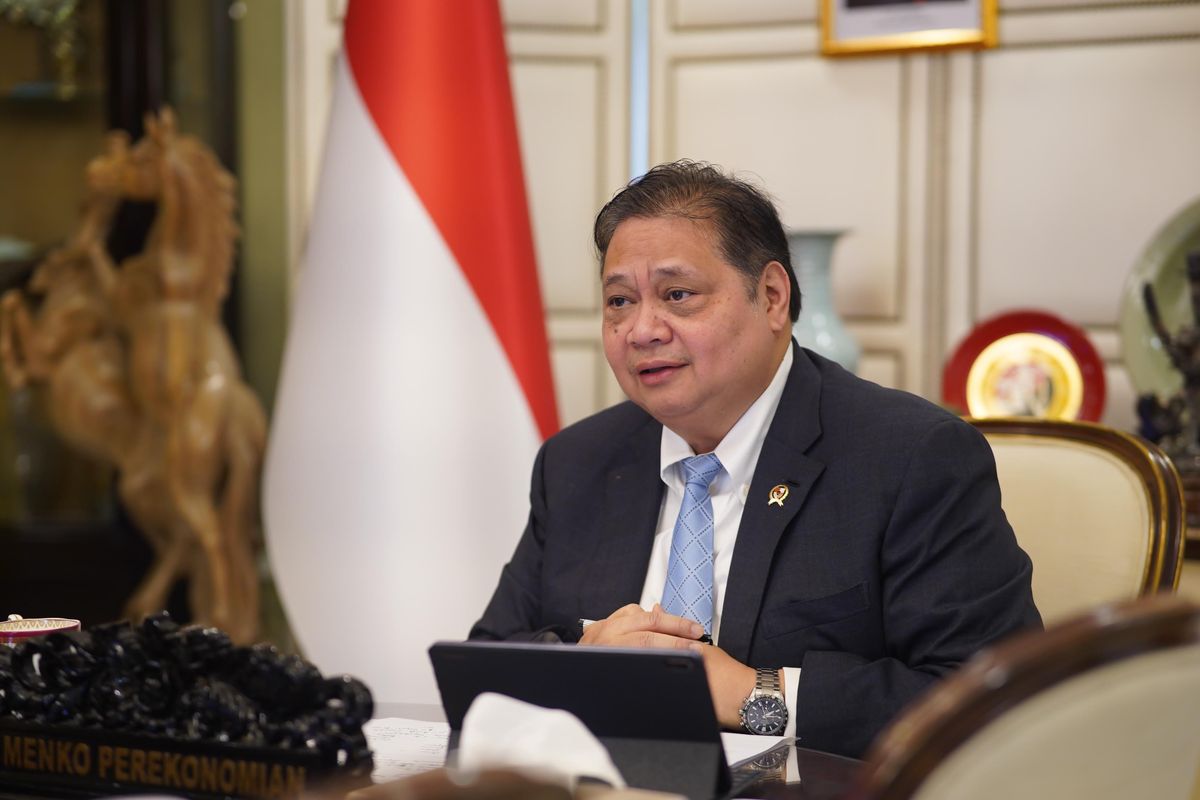 Menteri Koordinator (Menko) Bidang Perekonomian Airlangga Hartarto saat menghadiri Pertemuan Tingkat Menteri (PTM) Indo-Pacific Economic Framework for Prosperity (IPEF) secara virtual di Jakarta, Selasa (24/9/2024).
