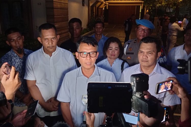 Direktur Reskrimum Polda Sumut, Kombes Pol Sumaryono menjelaskan penggeledahan di rumah mewah AKBP Achiruddin Hasibuan di Jalan Guru Sinumba Raya (Karya Dalam), Kecamatan Medan Helvetia pada Rabu (26/4/2023) petang. Penggeledahan itu tim menemukan barang bukti bungkus airsoft gun.