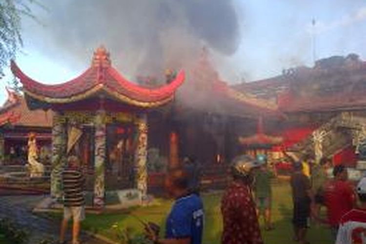 Kelenteng Ho Tong Bio, di Banyuwangi, Jawa Timur, terbakar pada Jumat (13/06/2014) pagi.