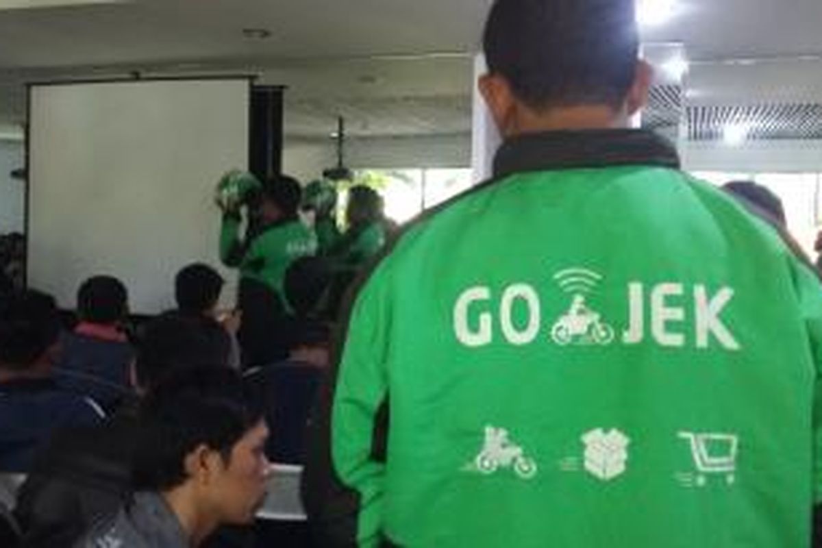 Masyarakat antre untuk mendaftar menjad anggota Go-Jek di Bali