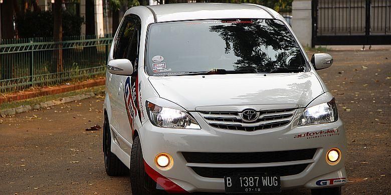 Toyota Avanza dengan warna super white