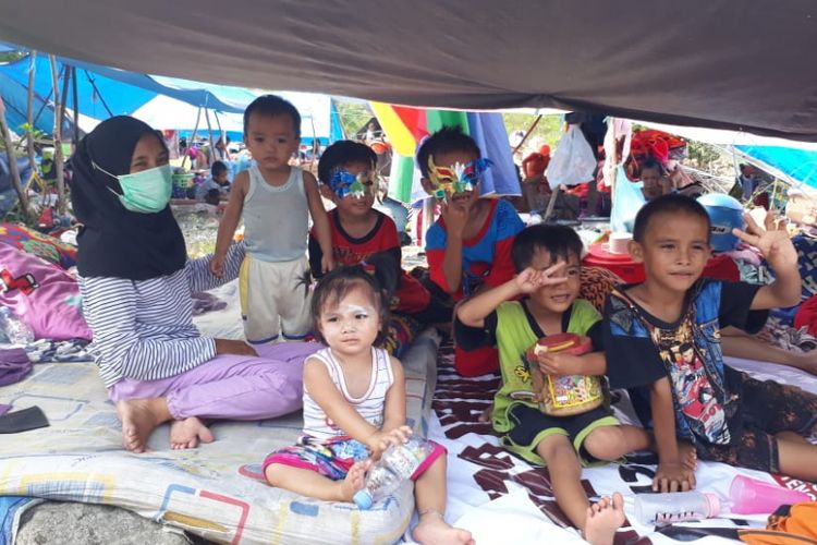 Anak-anak di tenda pengungsian di Kelurahan Balaroa, Palu Barat tetap ceria walau hidup serba terbatas.