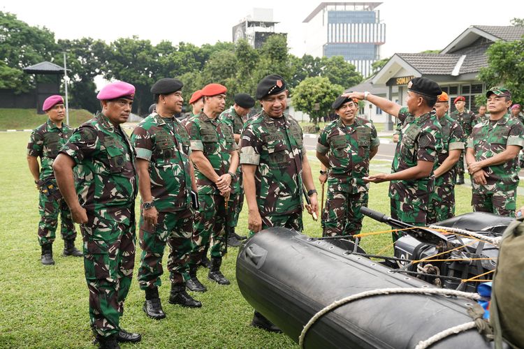 Panglima TNI Jenderal Agus Subiyanto mengunjungi Markas Komando Detasemen Jalamangkara (Denjaka) TNI Angkatan Laut di Komplek Arthur Solangs, Cilandak, Jakarta Selatan, Rabu (6/12/2023).