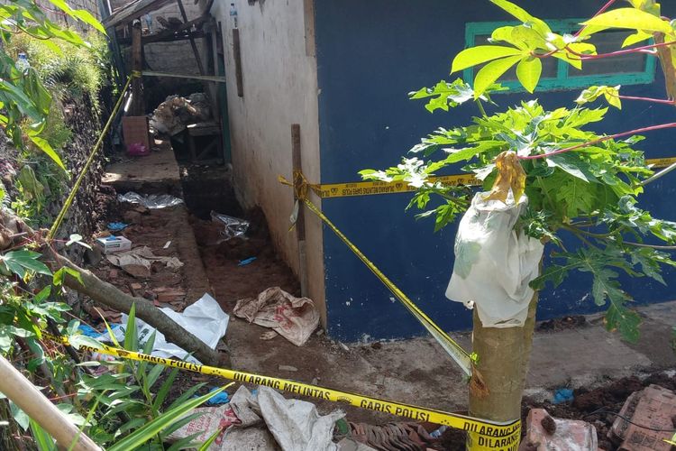 Lubang tempat ditemukan dua korban dalam halaman rumah Solihin di Kampung Babakan Mande, Desa Gunungsari, Kecamatan Ciranjang, Kabupaten Cianjur, Jawa Barat. Solihin merupakan salah satu tersangka pembunuhan beruntun di Garut, Bekasi, dan Cianjur.