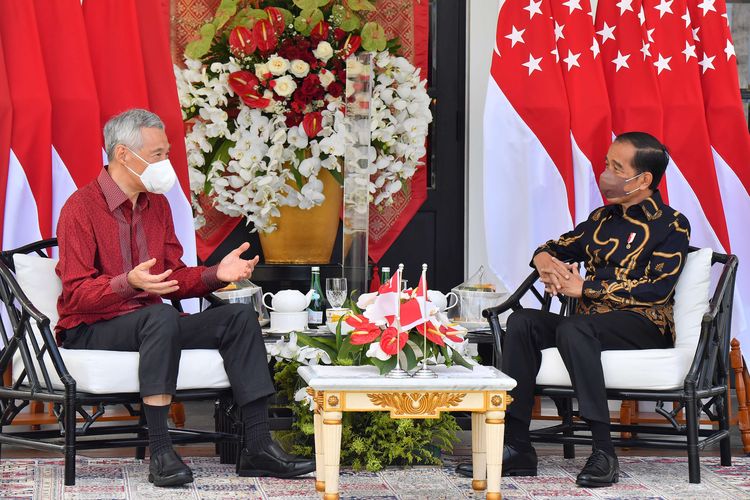 Presiden Joko Widodo (kanan) berbincang dengan Perdana Menteri Singapura Lee Hsien Loong di The Sanchaya Resort Bintan, Kabupaten Bintan, Kepulauan Riau, Selasa (25/1/2022). Pertemuan tersebut membahas upaya penguatan kerja sama bilateral yang mana pada tahun ini merupakan tahun peringatan 55 tahun hubungan diplomatik Indonesia-Singapura.