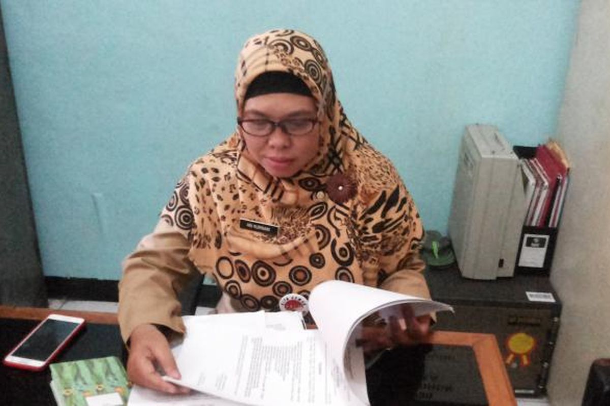 Sekretaris Kelurahan Jatinegara Ani Kurniani saat ditemui di Kantor Kelurahan Jatinegara, Cakung, Jakarta Timur, Senin (234/1/2017).