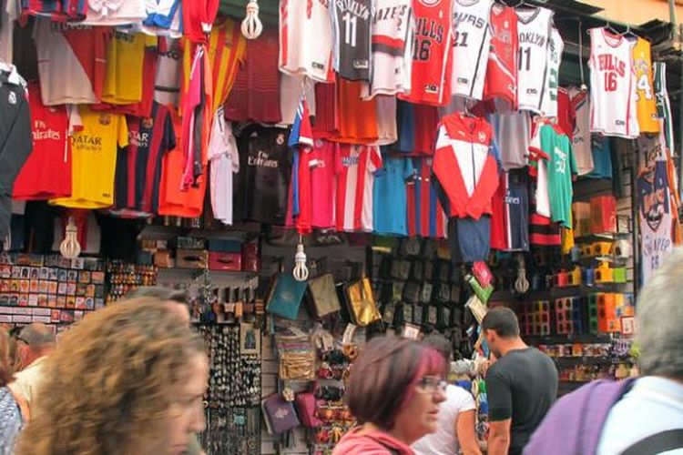 Pasar tradisional di Marrakech, Maroko, yang menjual berbagai macam barang, mulai dari kerajinan seperti karpet, sandal, tas kulit, hingga barang elektronik.