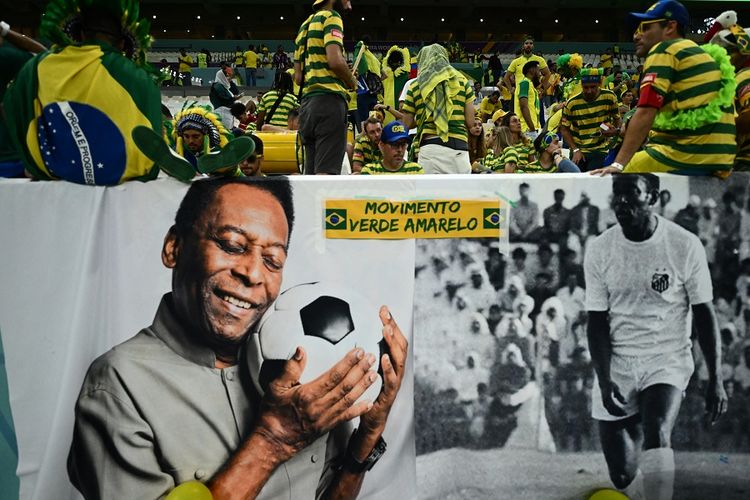 Legenda Brasil Pele ditampilkan di spanduk besar dekat kerumunan penonton saat pertandingan Grup G Piala Dunia 2022 Kamerun vs Brasil di Stadion Lusail, Qatar, 2 Desember 2022. Pele tengah menjalani perawatan di RS di Sao Paolo karena masalah pernapasan.