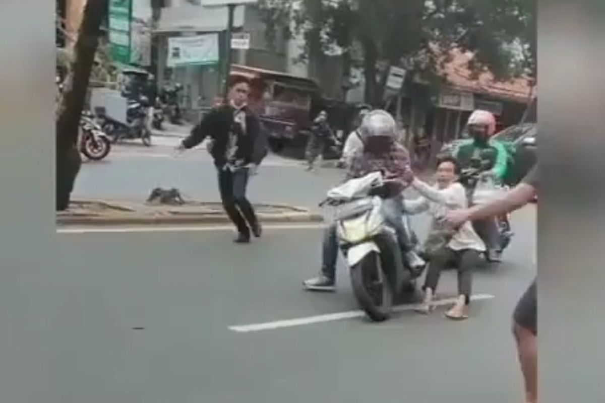 Video yang menunjukkan perampasan motor milik seorang sopir ojol oleh satu orang debtcollector di Jalan Meruya Ilir, Kebon Jeruk, Jakarta Barat, viral di media sosial. Peristiwa terjadi pada Senin (6/9/2021).