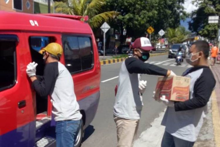 Sejumlah jurnalis di Cianjur, Jawa Barat, membagikan ratusan hand saniizer kepada penumpang angkot di bilangan Bypass Cianjur, Selasa (31/3/2020)