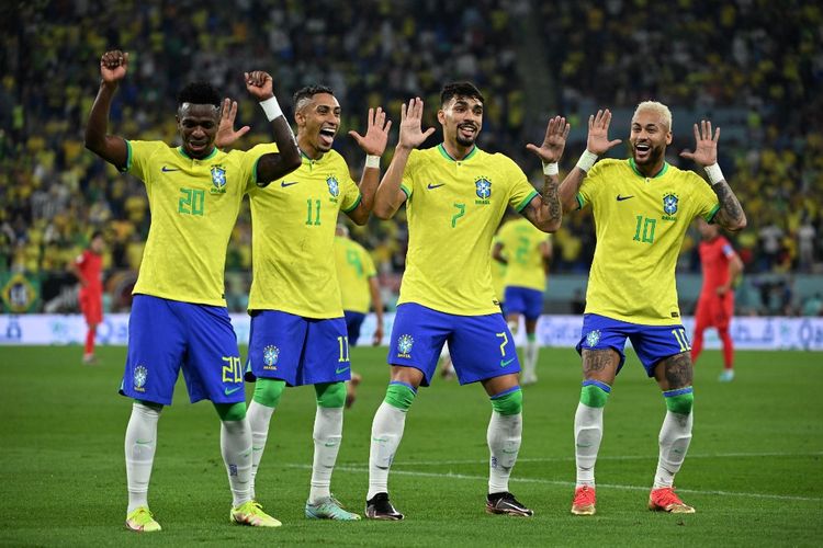 Para pemain Brasil merayakan gol Neymar ke gawang Korea Selatan dengan menari pada laga babak 16 besar Piala Dunia 2022 di Stadion 974, Doha, Qatar, Selasa (6/12/2022) dini hari WIB.