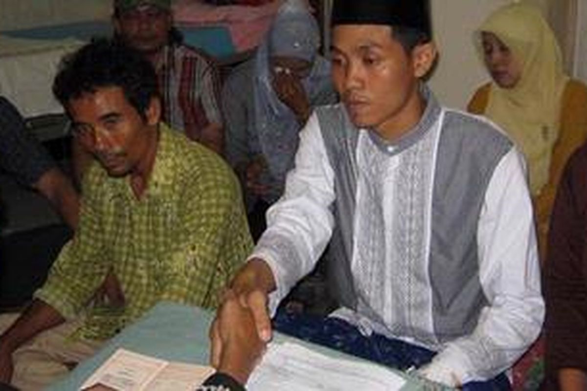 Agus Setiawan, korban penusukan di Rinnginarum Kendal Jateng, saat melakukan ijab kobul di RSI