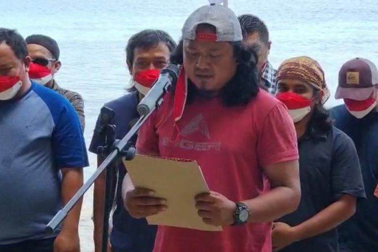 Sebanyak 23 mantan narapidana terorisme di Poso, Sulawesi Tengah, mengucapkan ikrar setia kepada NKRI di Iyato Beach, Poso, Senin (11/10/2021).