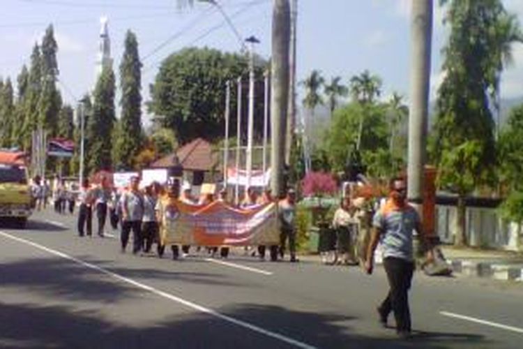 Ratusan anggota Panwaslu melakukan aksi turun ke jalan mengajak PNS dan aparat pemerintah untuk netral pada Pilbup Magelang 2014-1019, Jumat (4/10/2013).