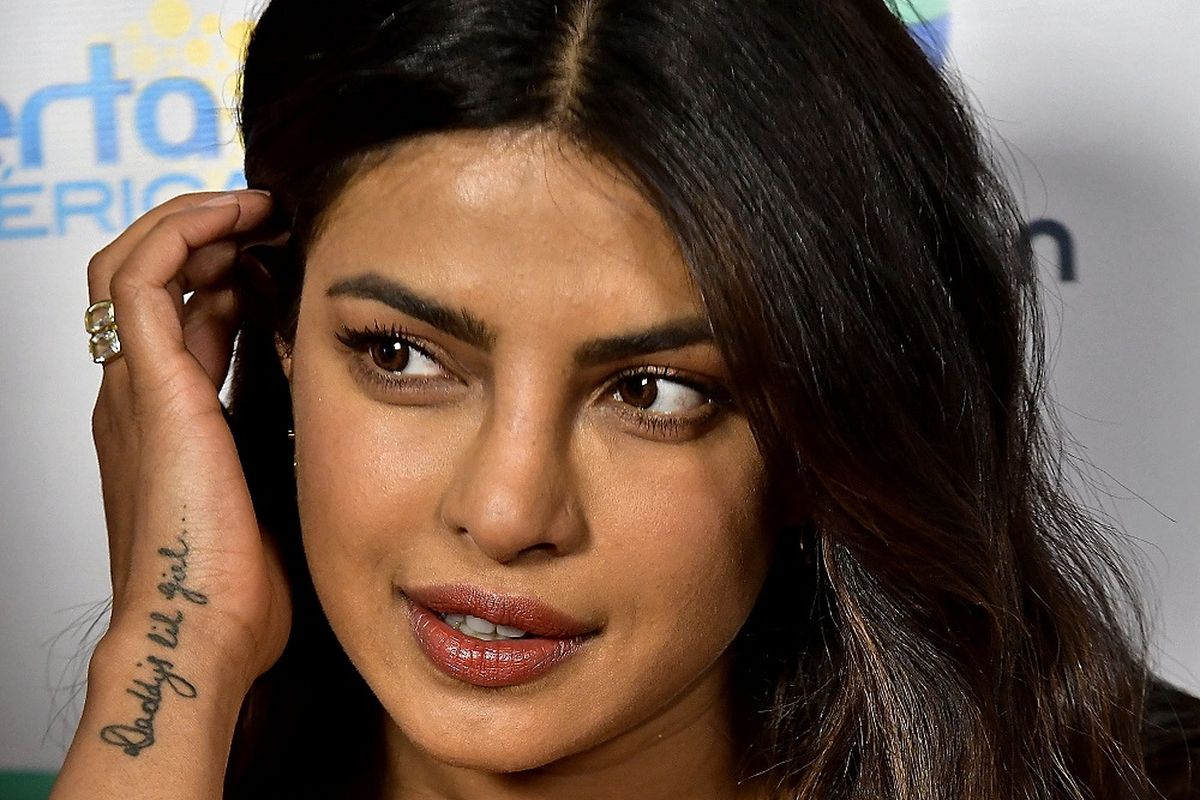 Priyanka Chopra di lokasi program Despierta America untuk mempromosikan film terbarunya, Baywatch, di Univision Studios, Miami, Florida, pada 12 Mei 2017.