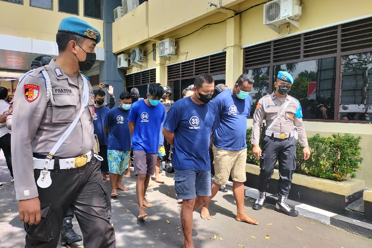 Para tersangka kasus pengeroyokan di Sriwedari ketika digelandang ke Polresta Solo, Jawa Tengah.