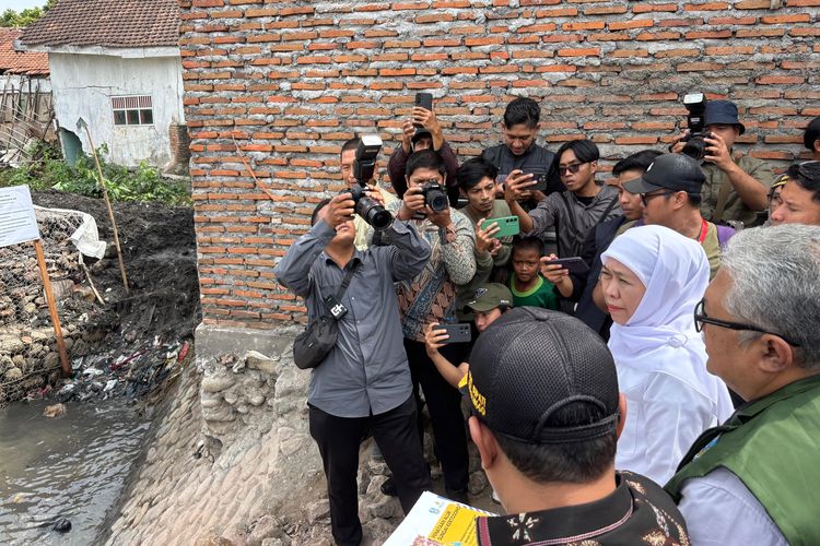 Gubenur Khofifah Indar Parawansa pantau normalisasi kali Kertosono yang membuat Desa Kalibuntu dan gedung SD ruak diterjang banjir. 