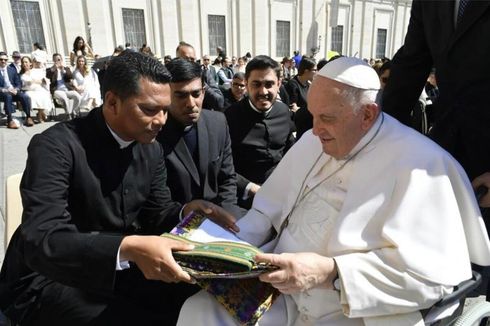 Romo Asal Flores Serahkan Lipa Prenggi Sikka dan Topi Songke Manggarai untuk Paus Fransiskus