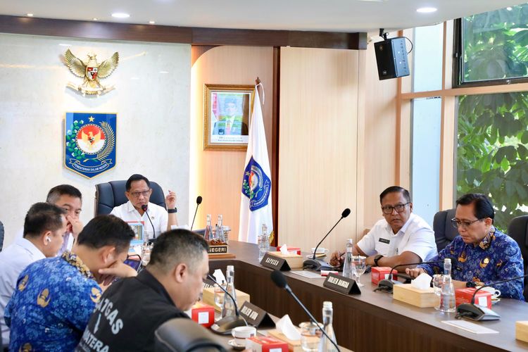 Mendagri Tito Klaim Pembangunan Huntara di Sumatera Telah Mencapai 97 Persen