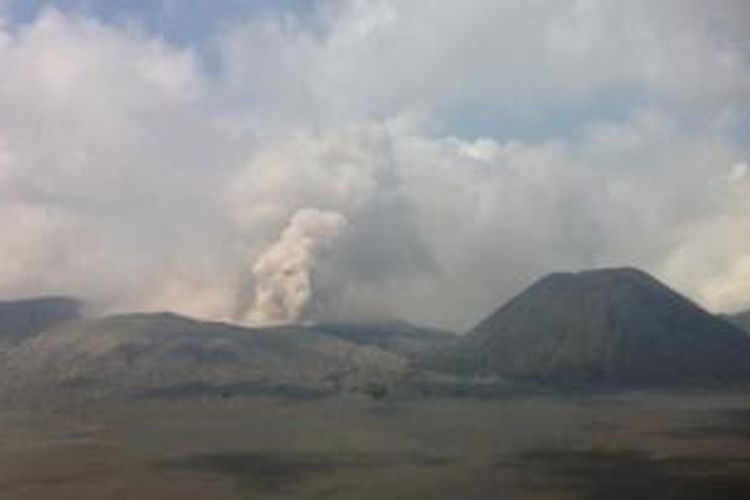 Kondisi Gunung Bromo yang terlihat mengepulkan asap.