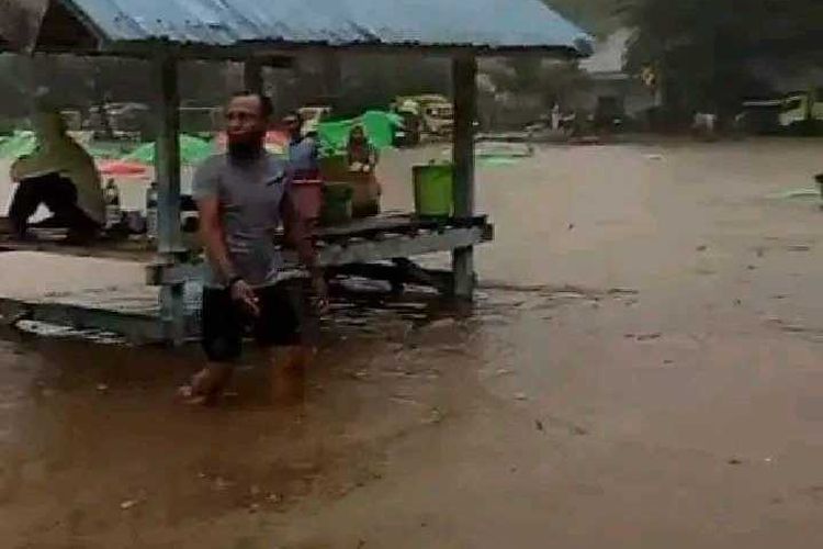 Banjir merendam hasil panen jagung warga di Desa Taa, Kecamatan Kempo, Selasa (21/3/2023).