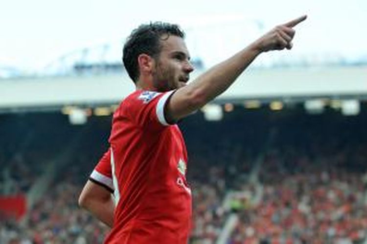 Salah satu ekspresi gelandang Manchester United, Juan Mata, pada pertandingan Premier League, melawan Queens Park Rangers, di Old Trafford, 14 September 2014. 