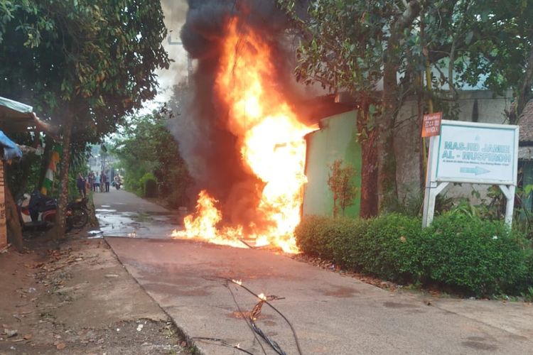Korsleting Listrik Sambar Pom Mini di Gunung Sindur Bogor, Satu Orang Terluka